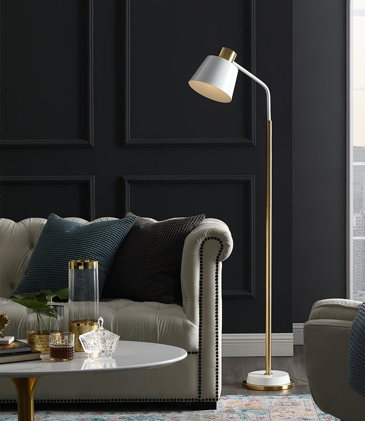 Xildas lámpara de pie minimalista en negro y dorado