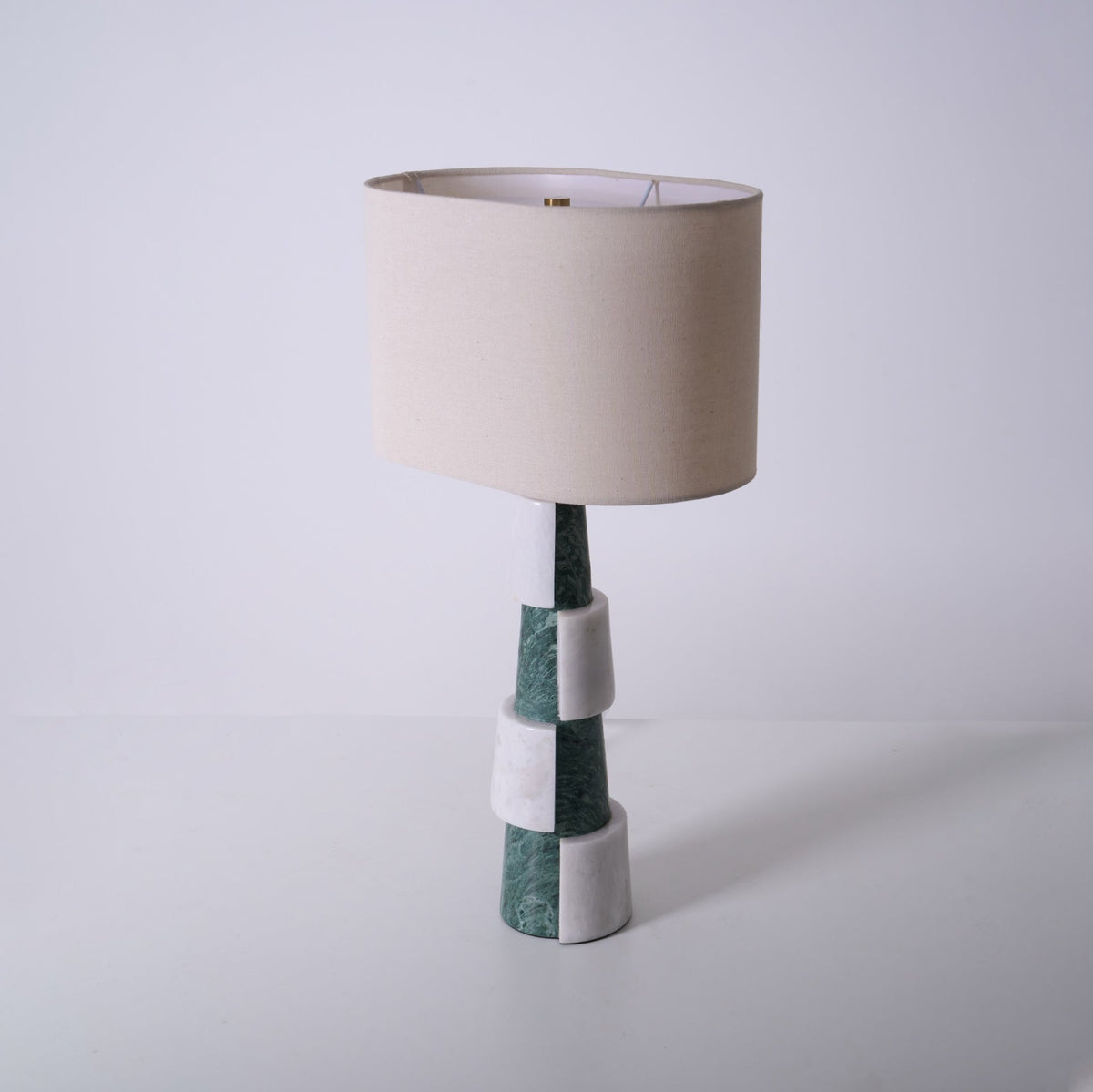 Obelisk lámpara de mesa apilada en mármol