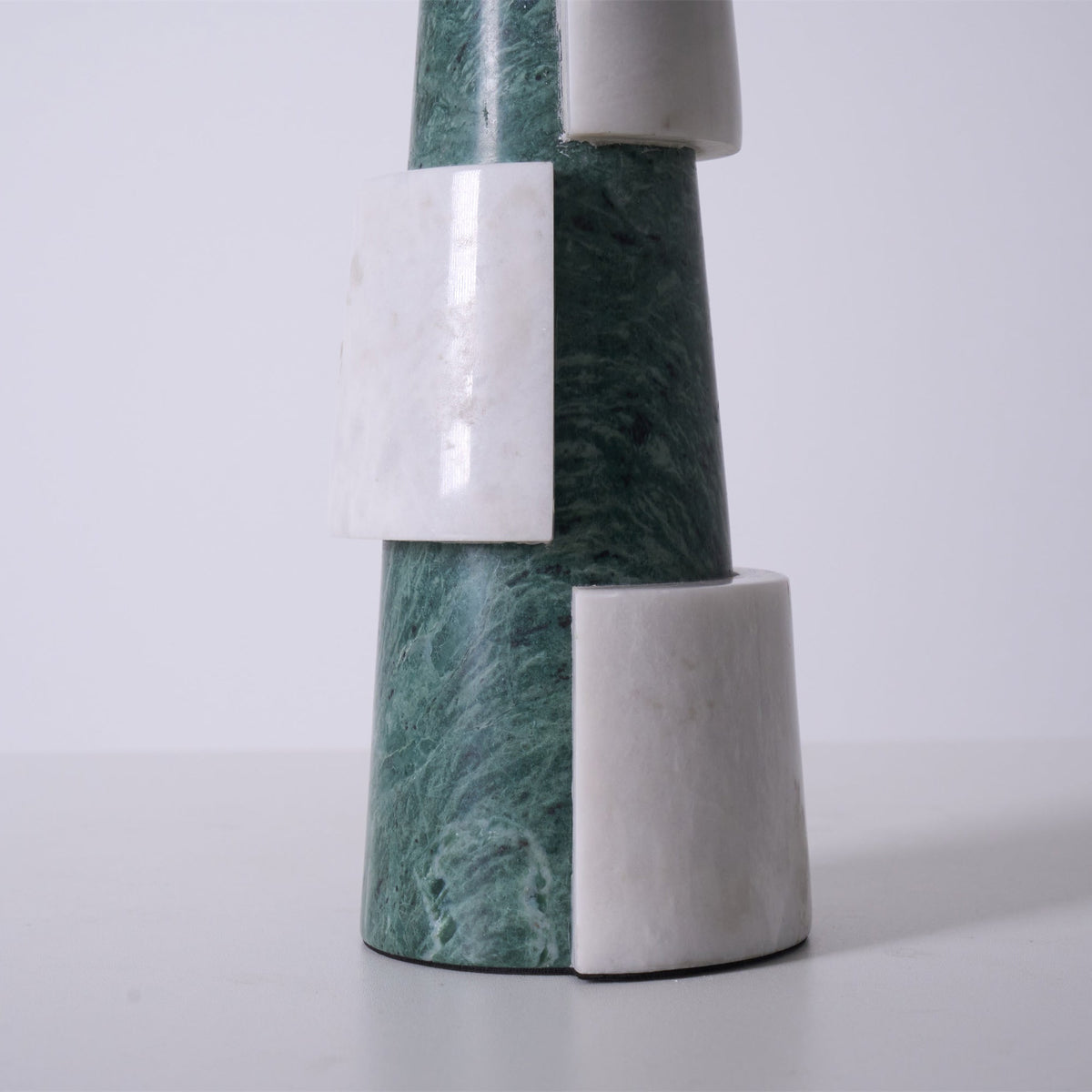 Obelisk lámpara de mesa apilada en mármol