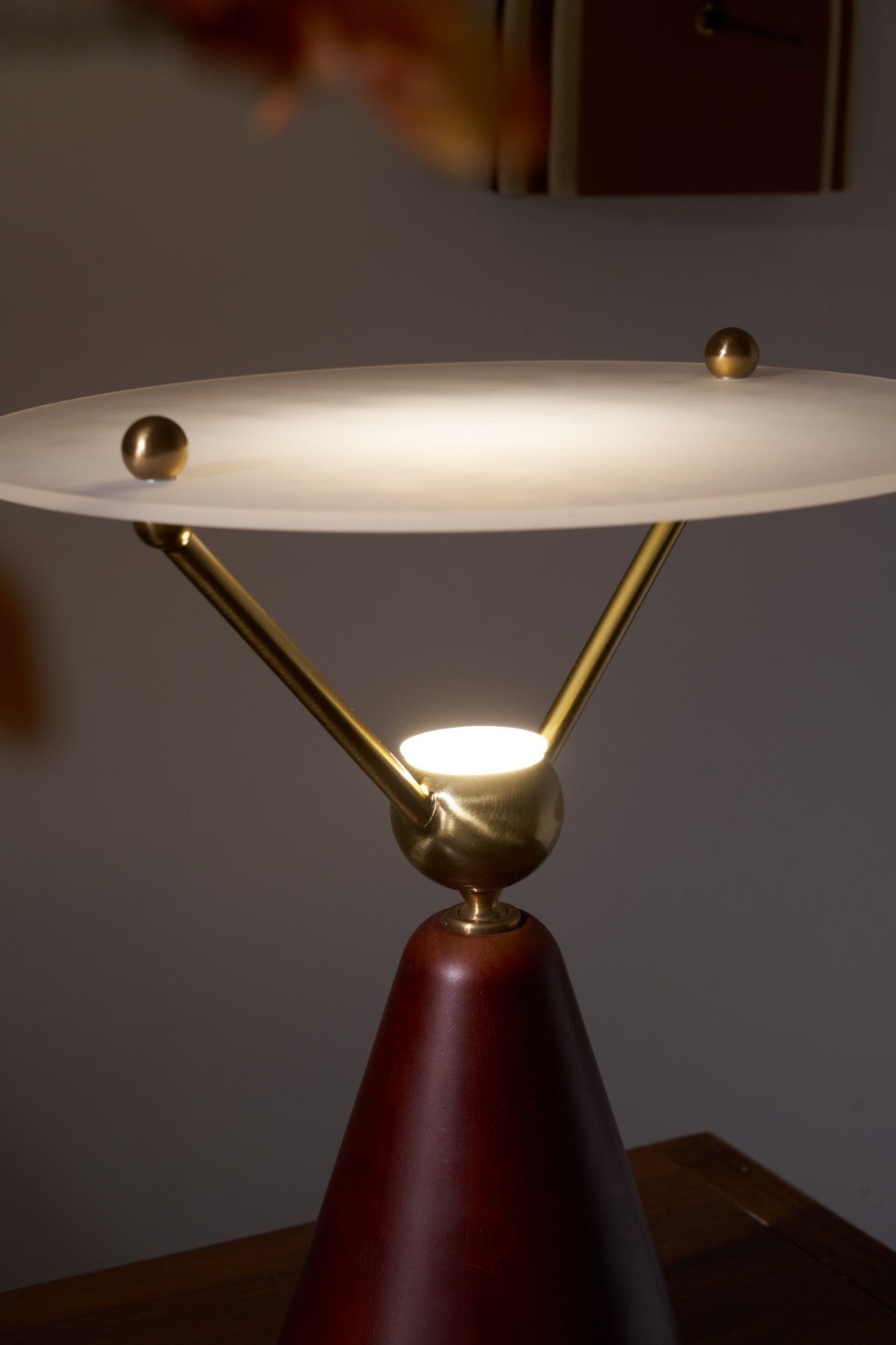 Balance lámpara de mesa moderna de madera