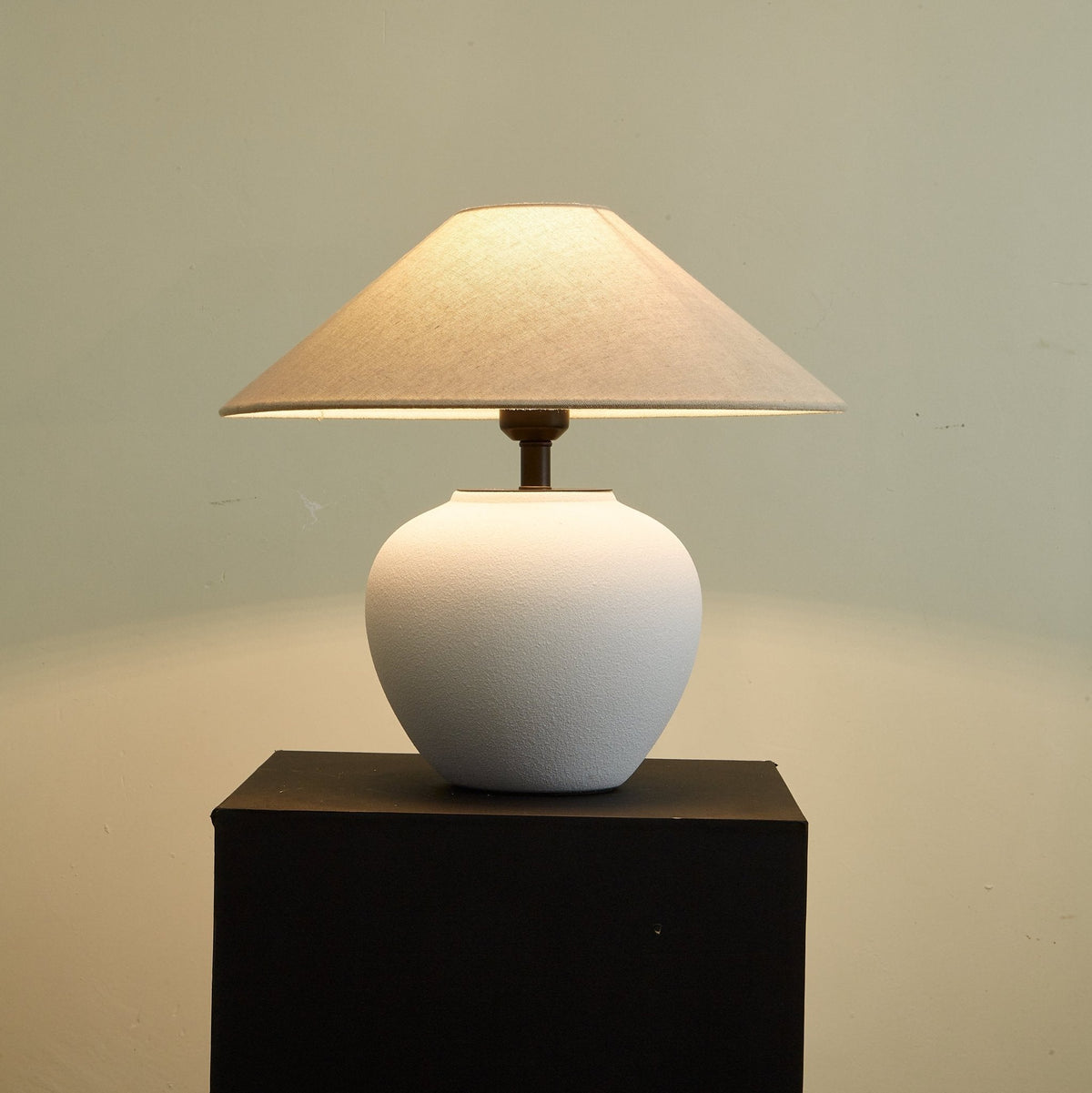 Alba lámpara de mesa elegante de cerámica
