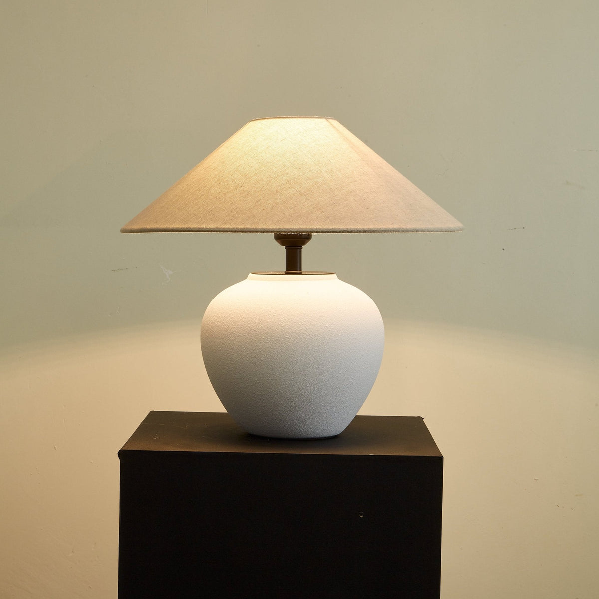 Alba lámpara de mesa elegante de cerámica