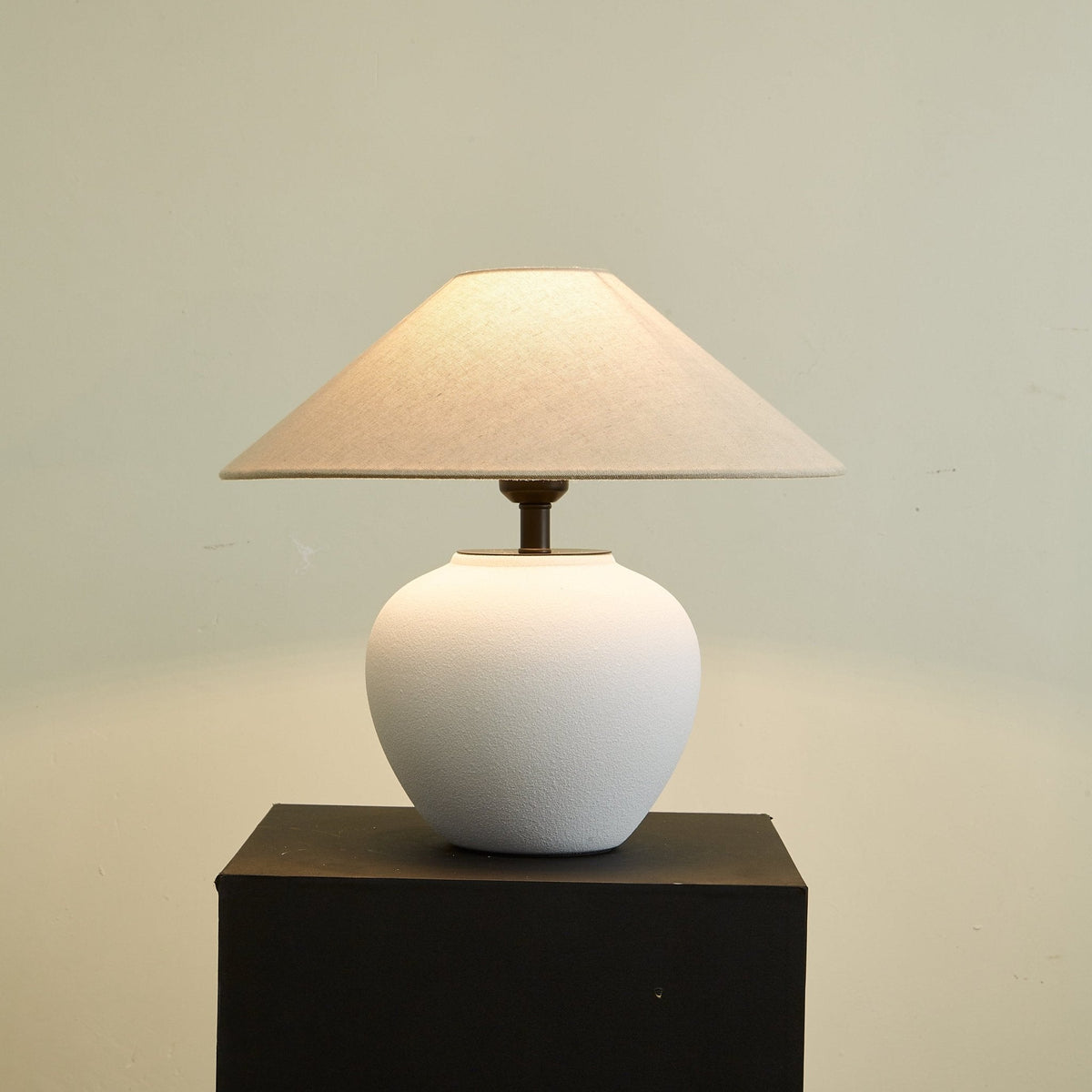 Alba lámpara de mesa elegante de cerámica