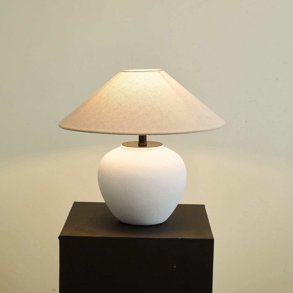 Alba lámpara de mesa elegante de cerámica