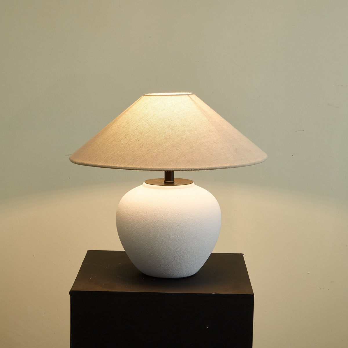 Alba lámpara de mesa elegante de cerámica