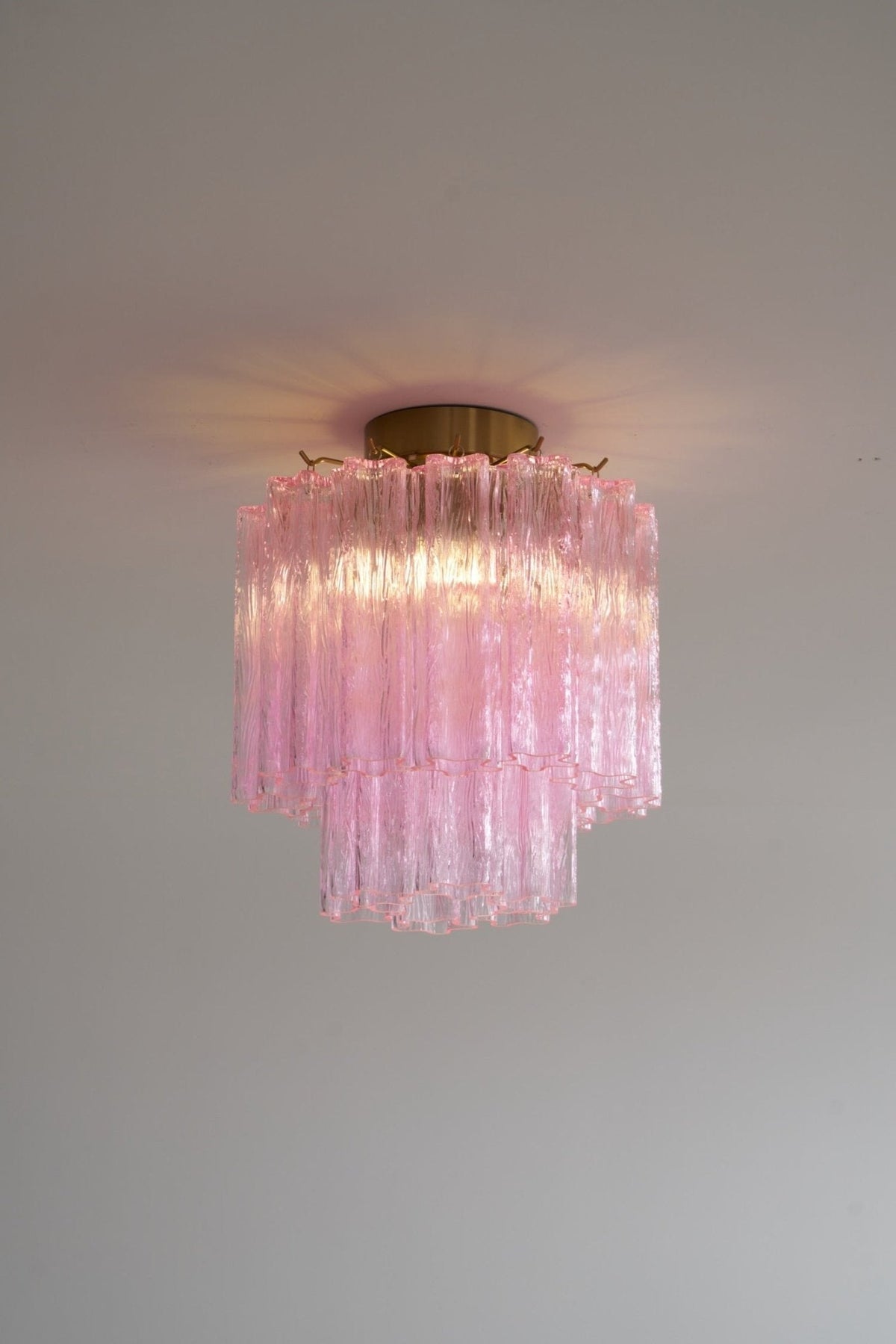 Eiriel lámpara de techo moderna en vidrio de Murano rosa con diseño escalonado tipo