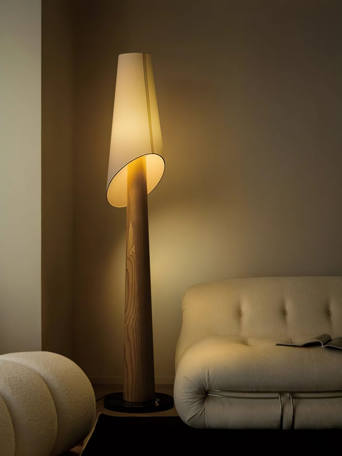 Curven lámpara de pie de madera y mármol