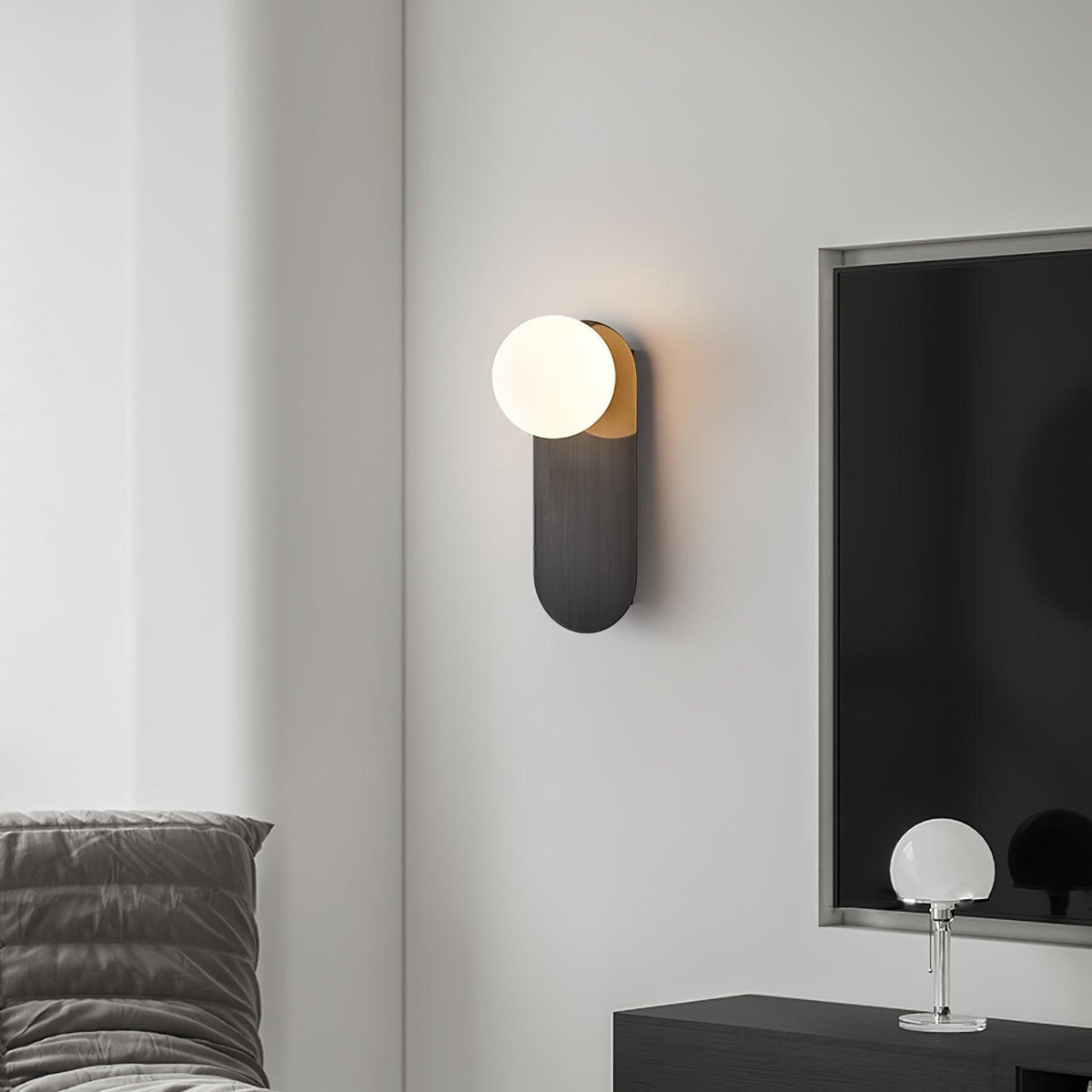 Eiralina aplique de pared con base plana y globo de vidrio y latón