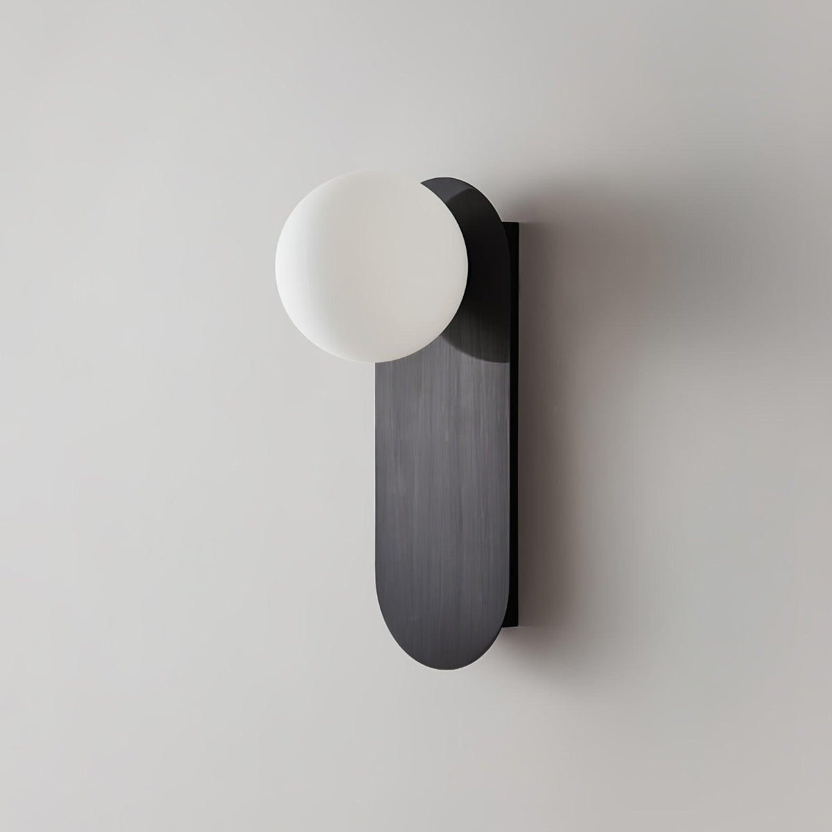 Eiralina aplique de pared con base plana y globo de vidrio y latón