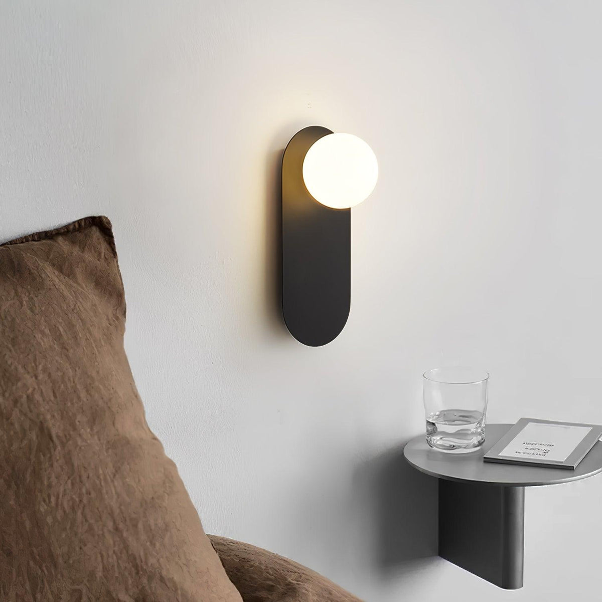 Eiralina aplique de pared con base plana y globo de vidrio y latón