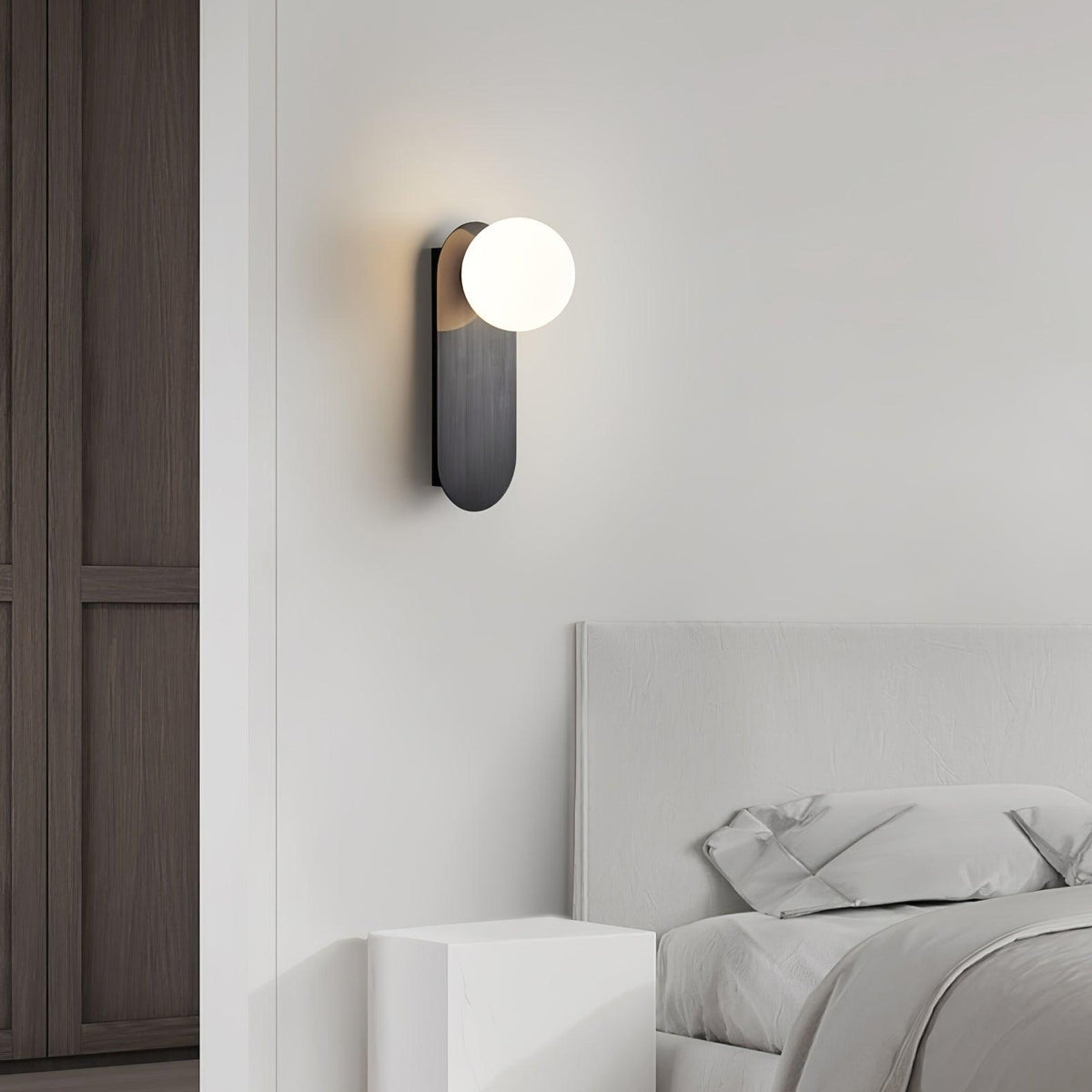 Eiralina aplique de pared con base plana y globo de vidrio y latón