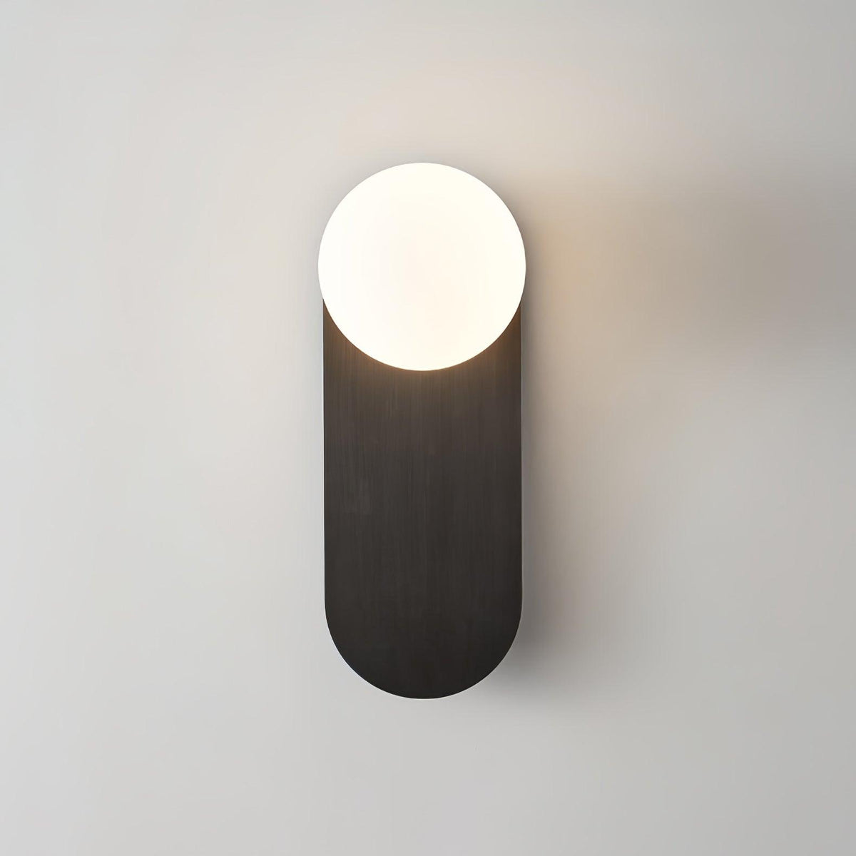 Eiralina aplique de pared con base plana y globo de vidrio y latón