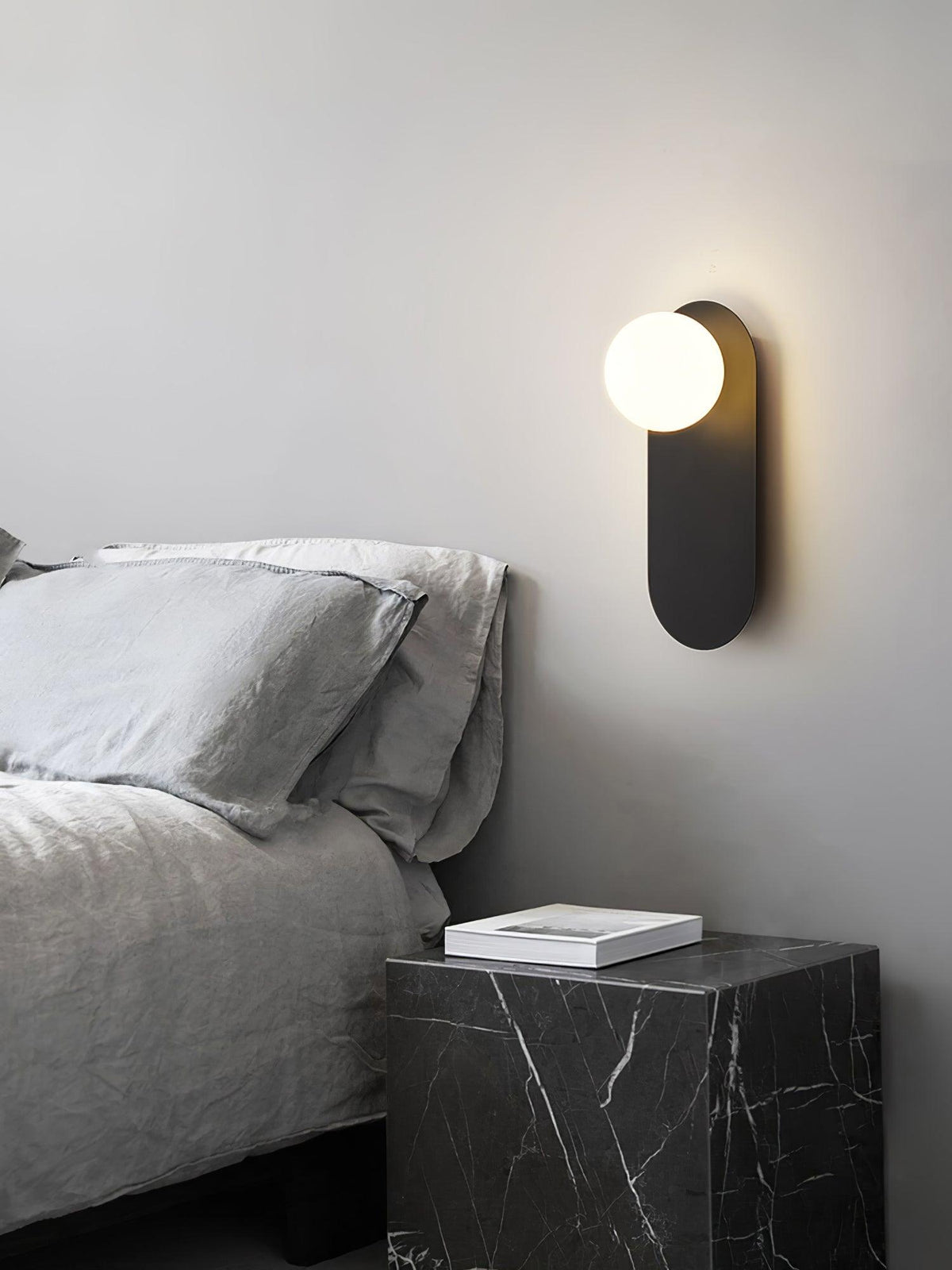 Eiralina aplique de pared con base plana y globo de vidrio y latón
