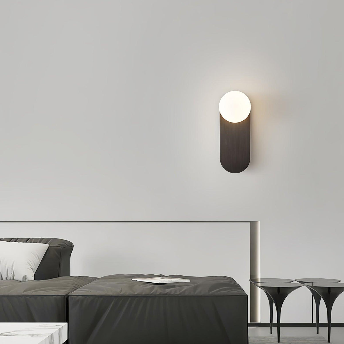 Eiralina aplique de pared con base plana y globo de vidrio y latón