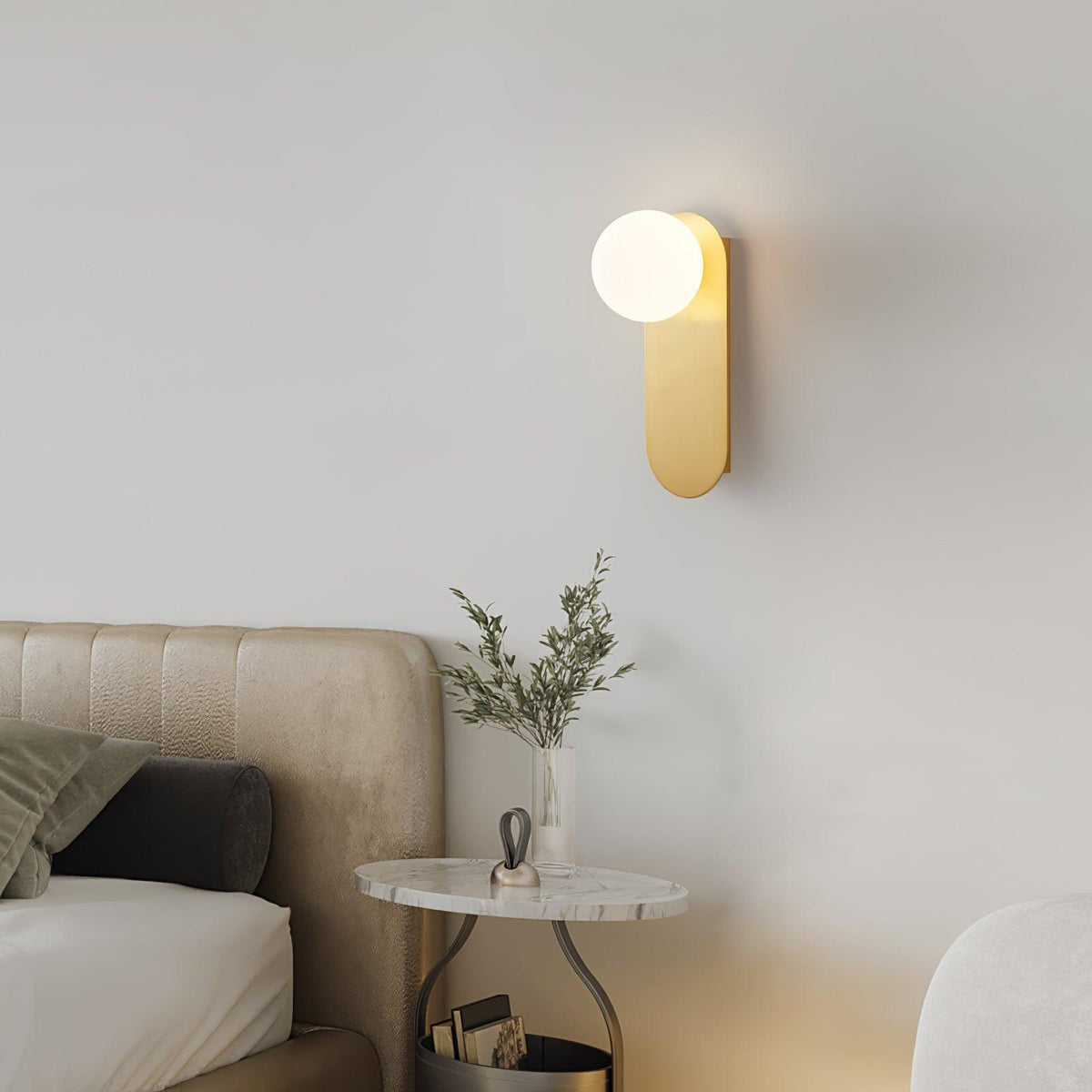 Eiralina aplique de pared con base plana y globo de vidrio y latón