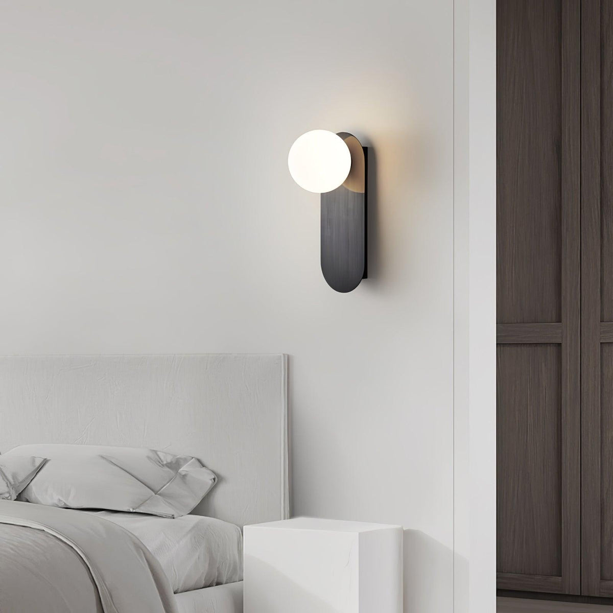 Eiralina aplique de pared con base plana y globo de vidrio y latón
