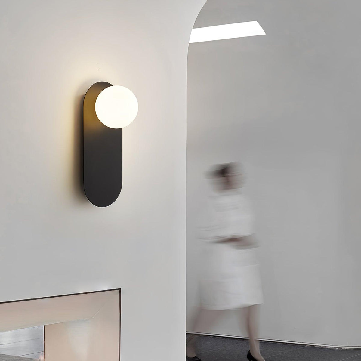 Eiralina aplique de pared con base plana y globo de vidrio y latón
