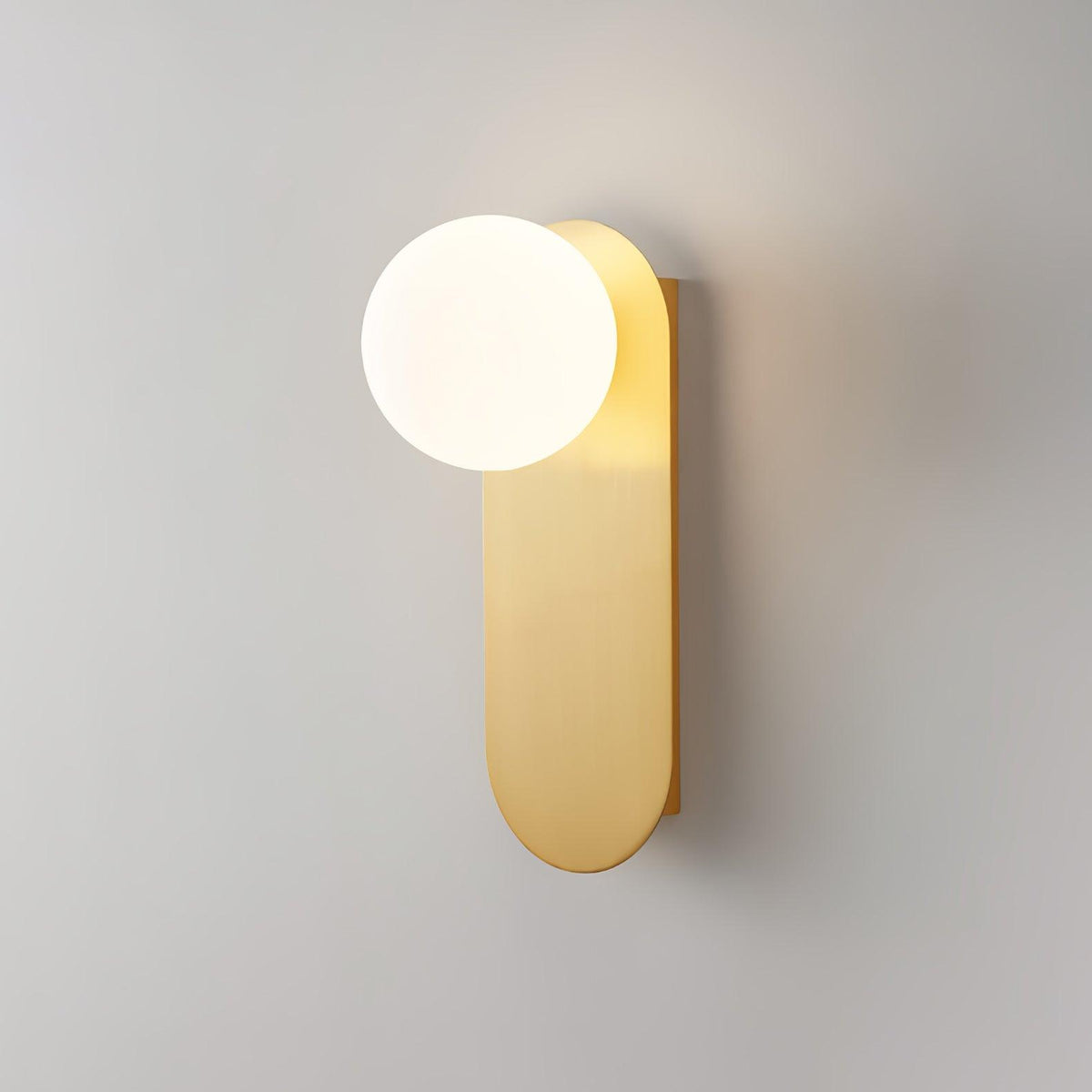 Eiralina aplique de pared con base plana y globo de vidrio y latón
