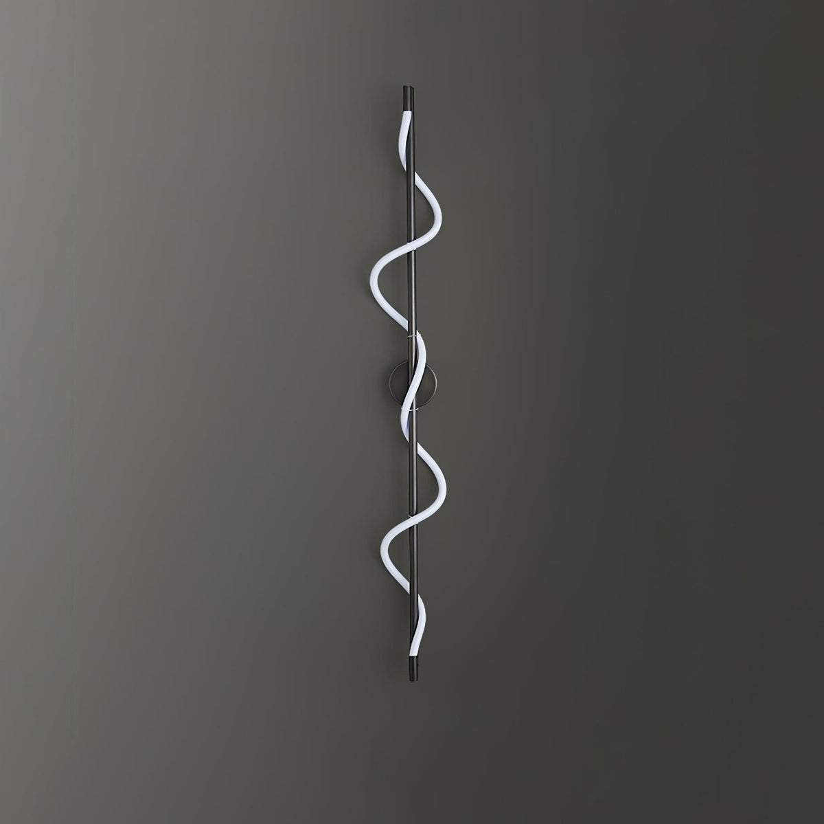 Nivelo aplique de pared escultórico de latón y silicona