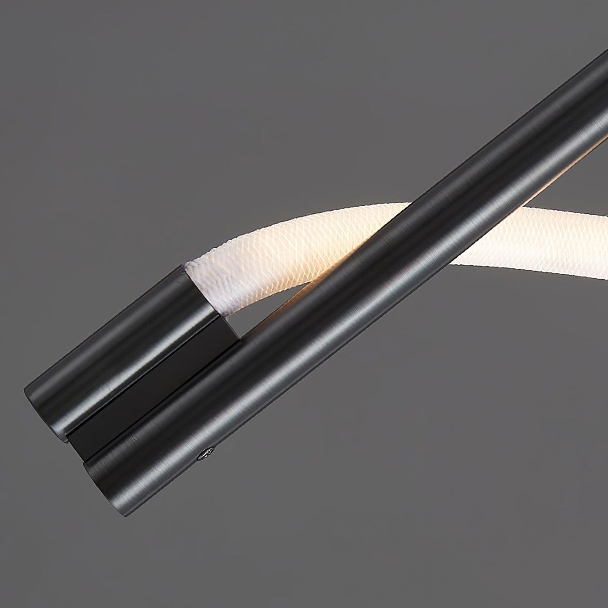 Nivelo aplique de pared escultórico de latón y silicona