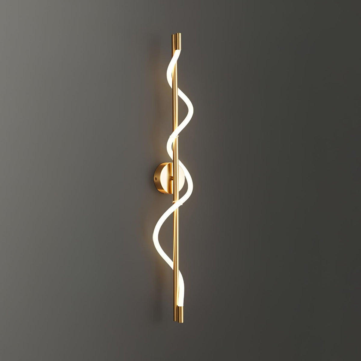 Nivelo aplique de pared escultórico de latón y silicona