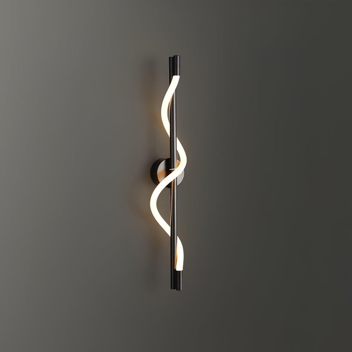 Nivelo aplique de pared escultórico de latón y silicona