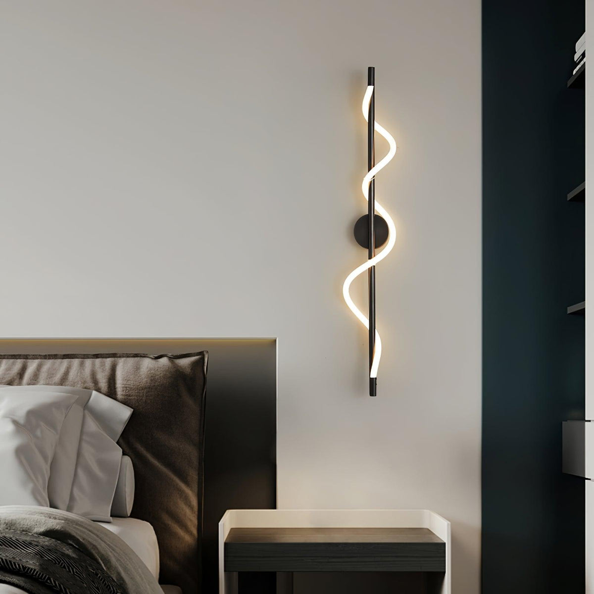 Nivelo aplique de pared escultórico de latón y silicona