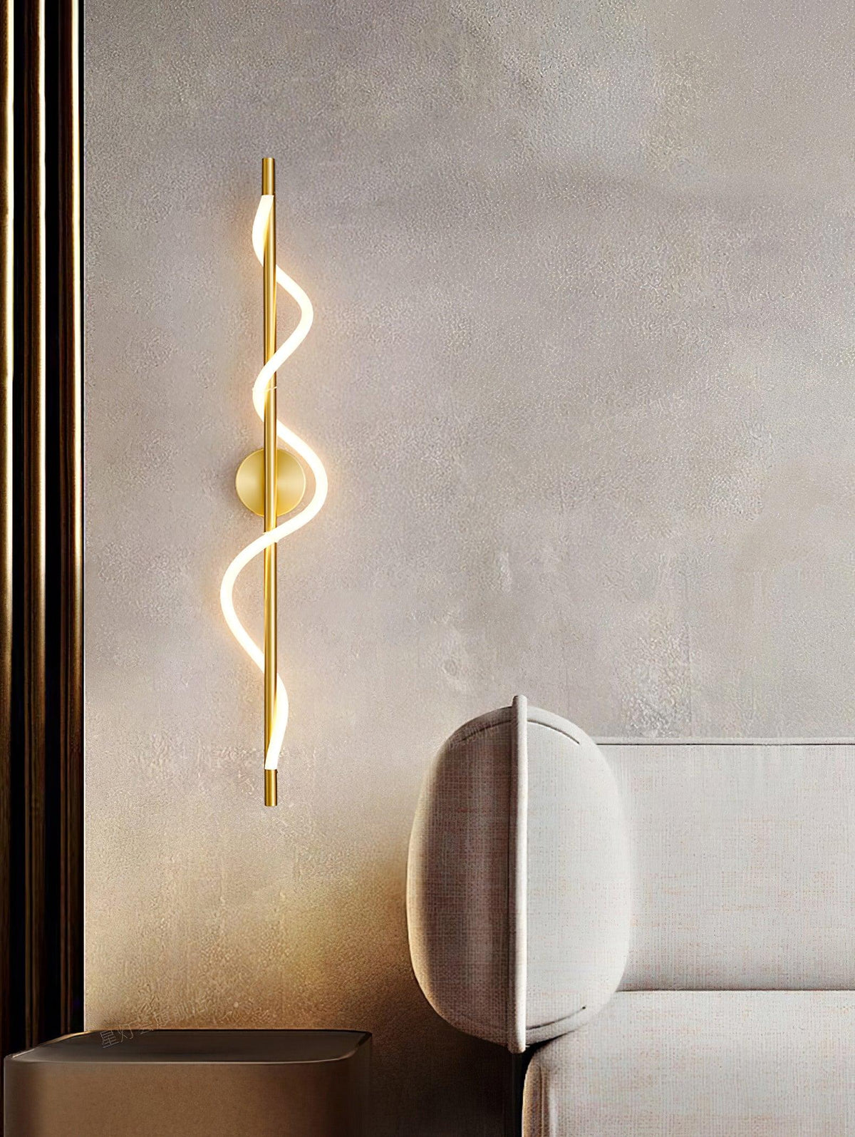 Nivelo aplique de pared escultórico de latón y silicona