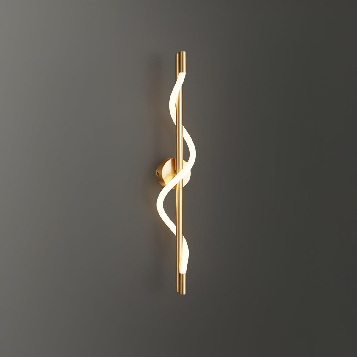 Nivelo aplique de pared escultórico de latón y silicona