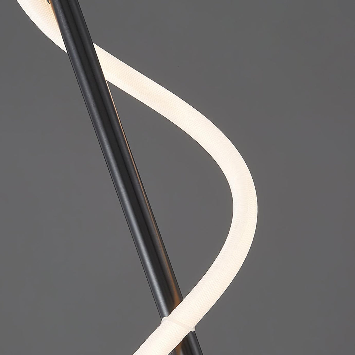Nivelo aplique de pared escultórico de latón y silicona
