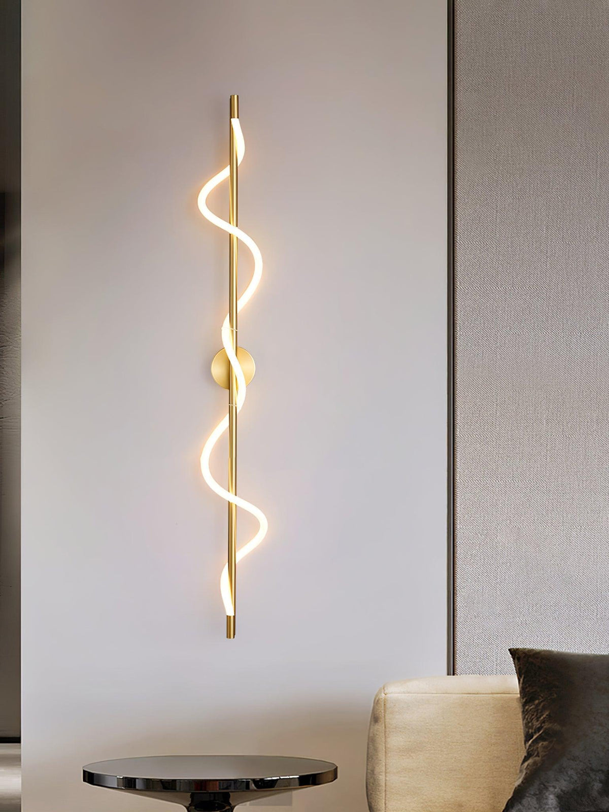 Nivelo aplique de pared escultórico de latón y silicona