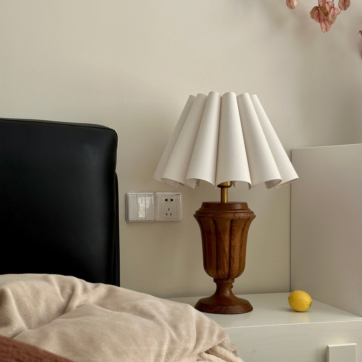 Vireo lámpara de mesa de madera y tejido