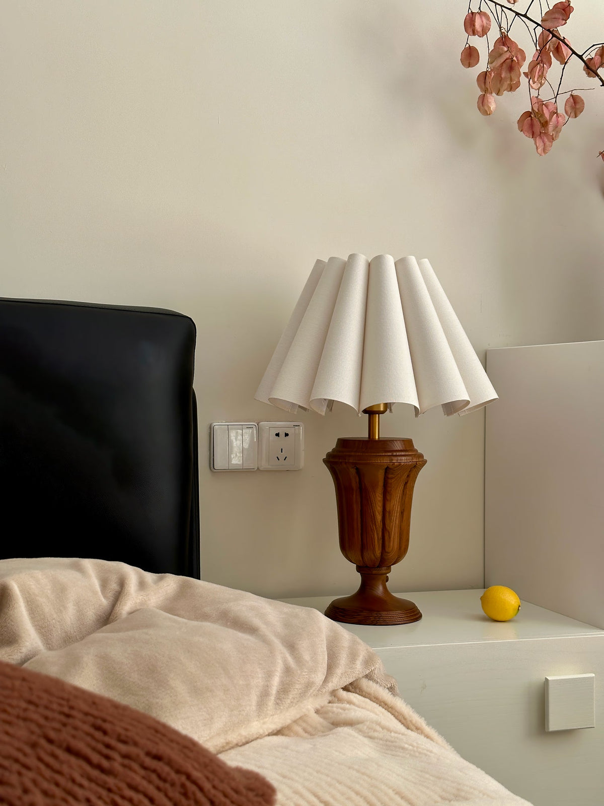 Vireo lámpara de mesa de madera y tejido