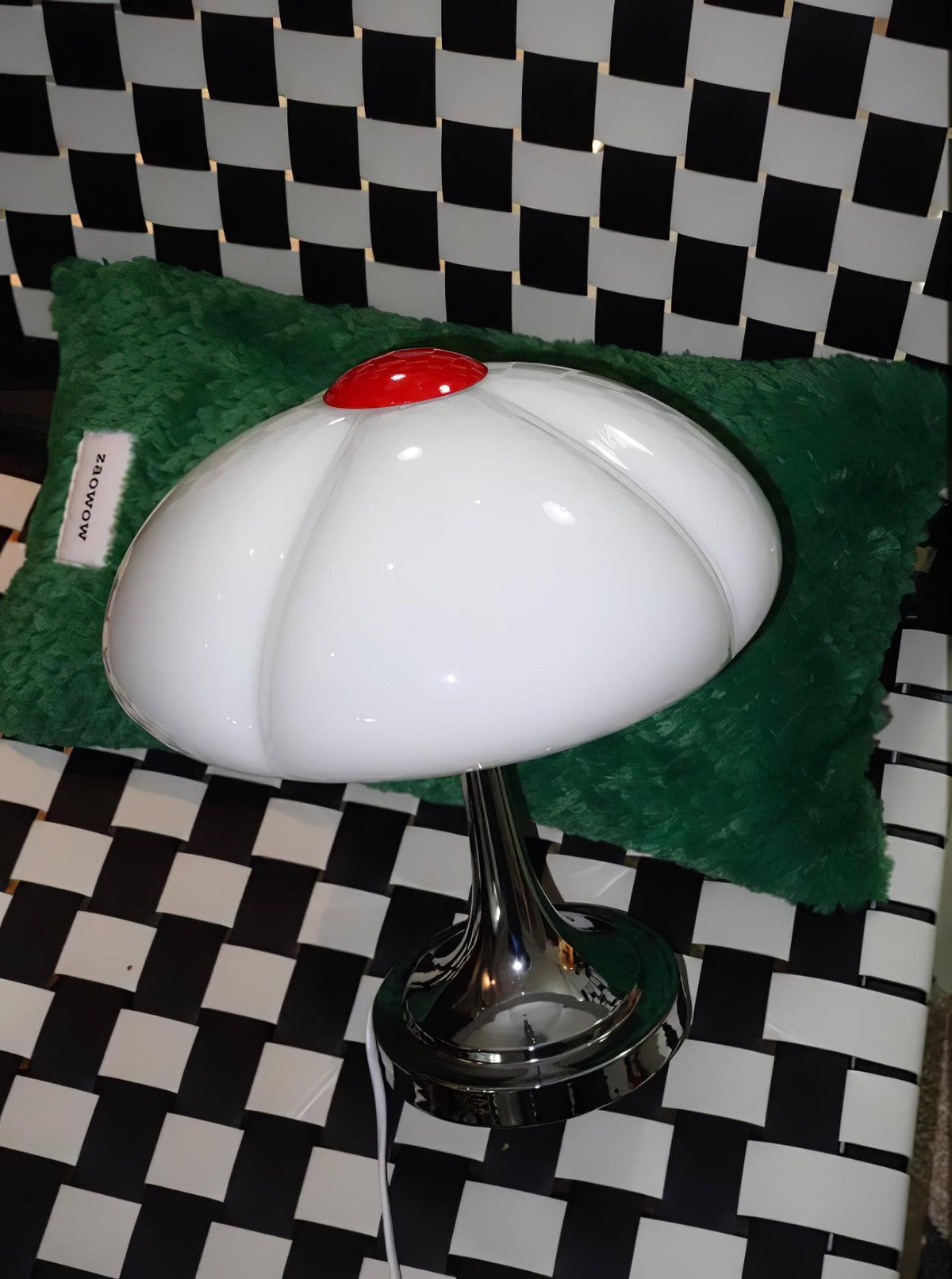 Bin lámpara de mesa moderna