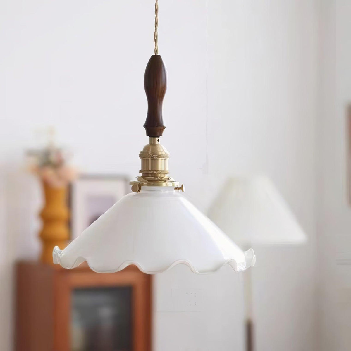 Questa lámpara colgante de vidrio con pantalla ondulada vintage para sala de estar