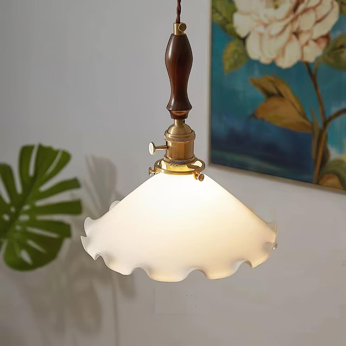 Questa lámpara colgante de vidrio con pantalla ondulada vintage para sala de estar