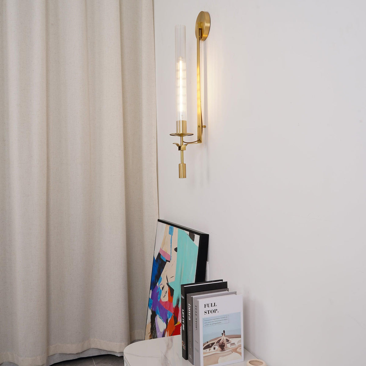 Veloora aplique de pared minimalista en latón con vidrio esmerilado