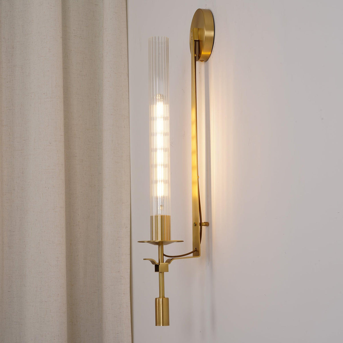 Veloora aplique de pared minimalista en latón con vidrio esmerilado