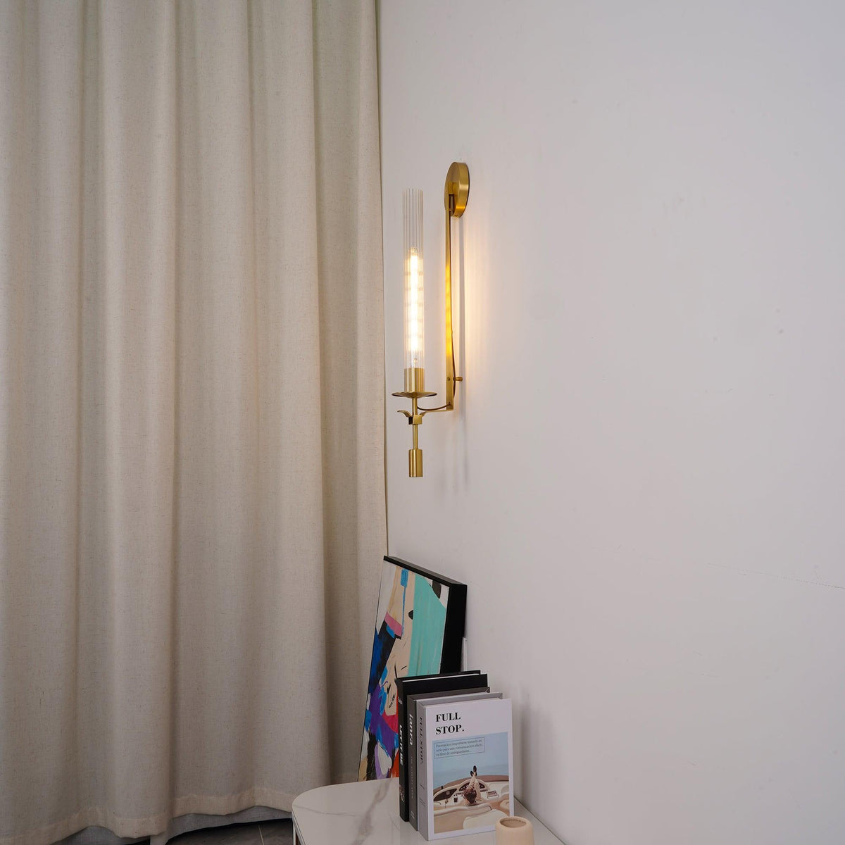 Veloora aplique de pared minimalista en latón con vidrio esmerilado