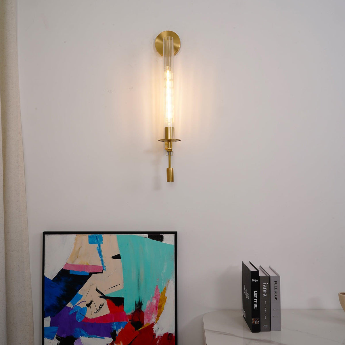 Veloora aplique de pared minimalista en latón con vidrio esmerilado