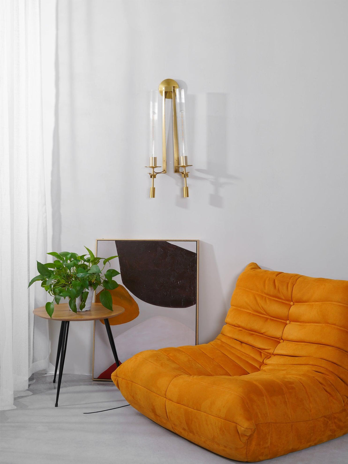 Veloora aplique de pared minimalista en latón con vidrio esmerilado