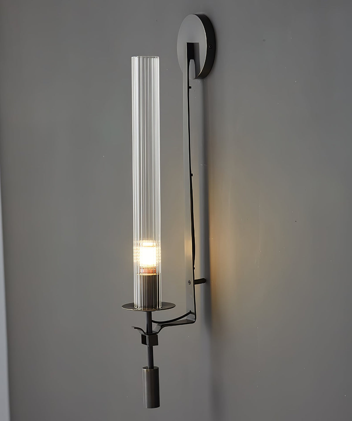 Veloora aplique de pared minimalista en latón con vidrio esmerilado