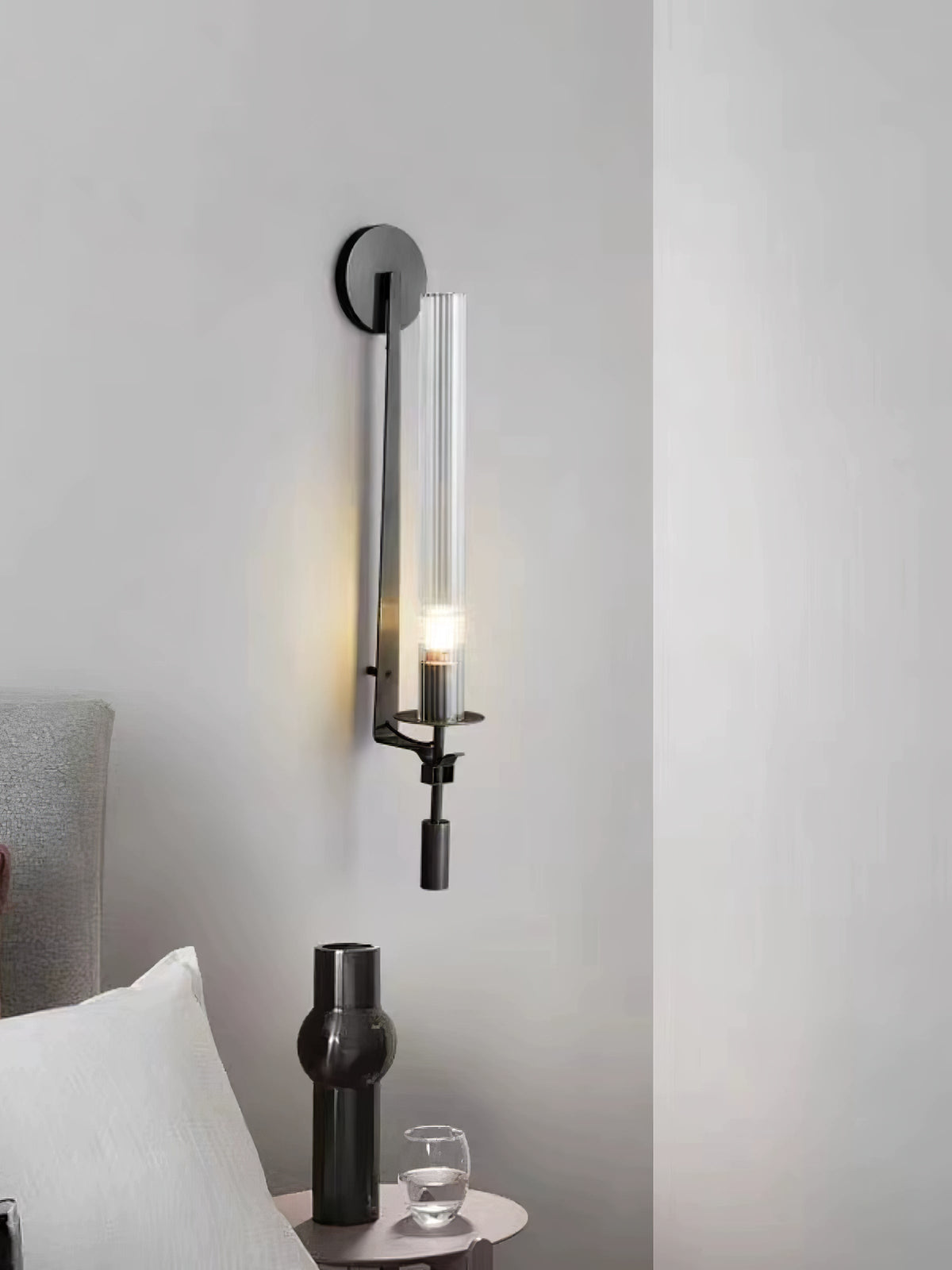 Veloora aplique de pared minimalista en latón con vidrio esmerilado