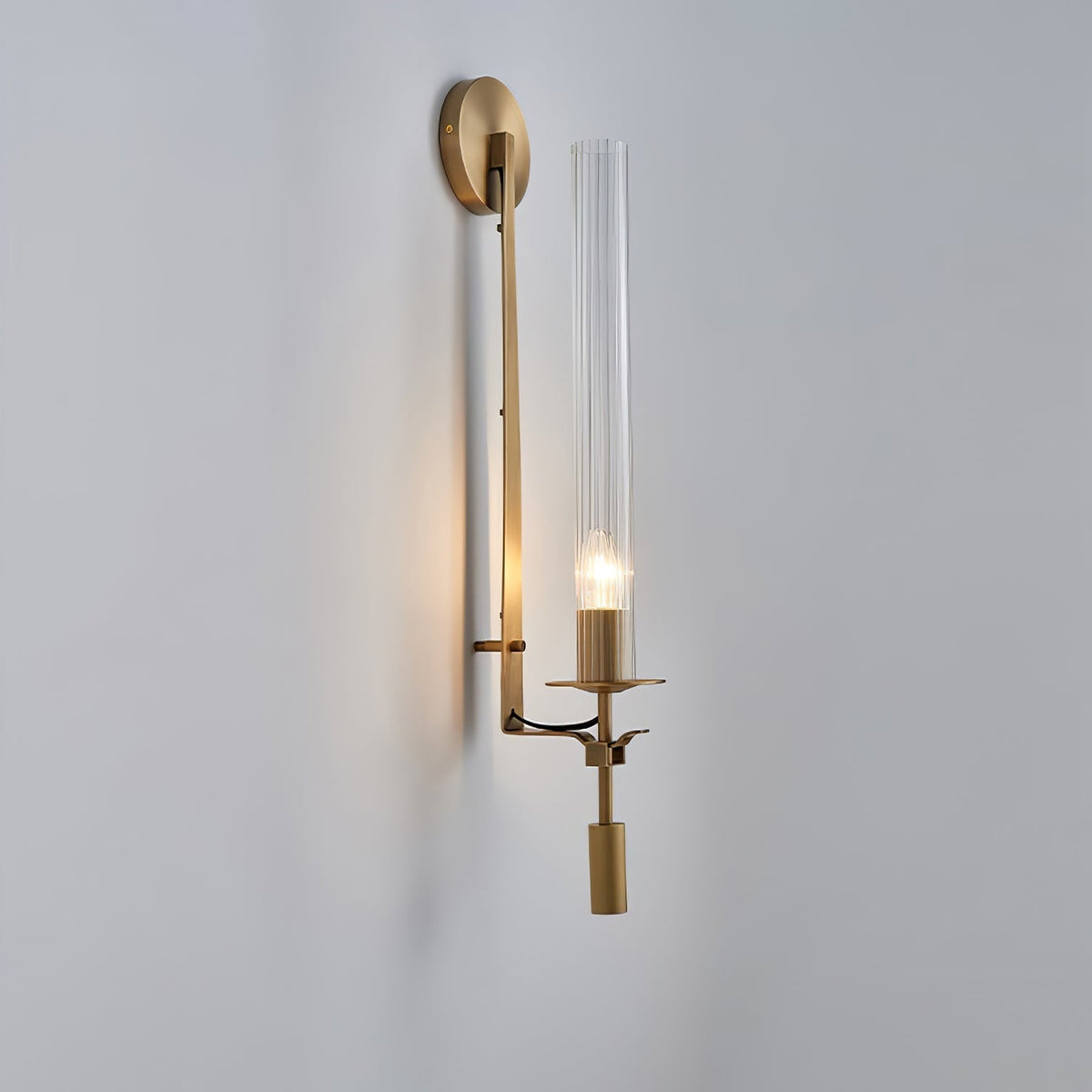 Veloora aplique de pared minimalista en latón con vidrio esmerilado