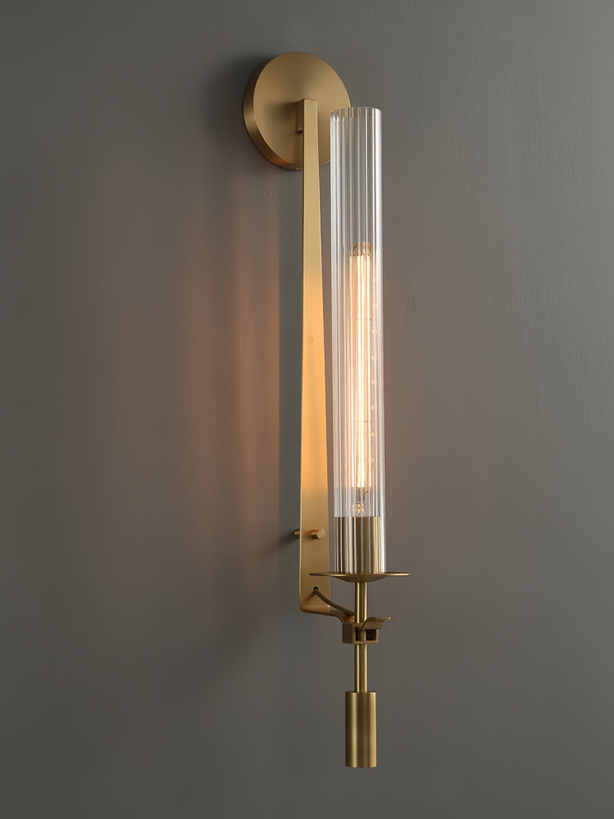 Veloora aplique de pared minimalista en latón con vidrio esmerilado