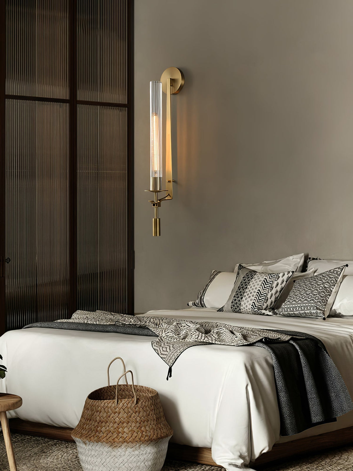 Veloora aplique de pared minimalista en latón con vidrio esmerilado