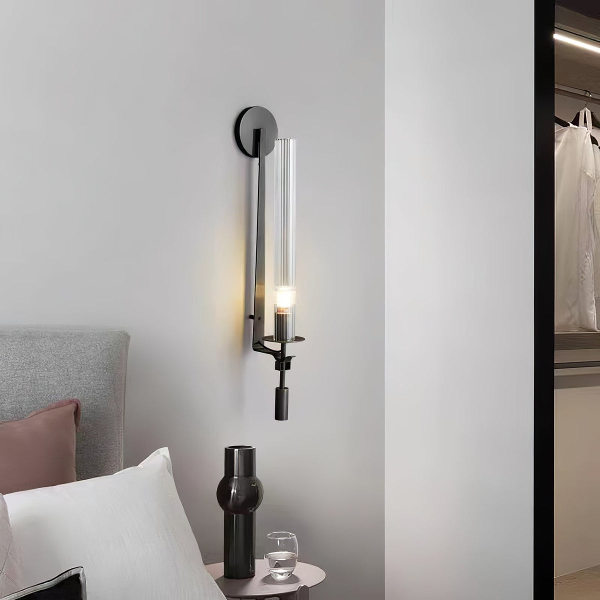Veloora aplique de pared minimalista en latón con vidrio esmerilado