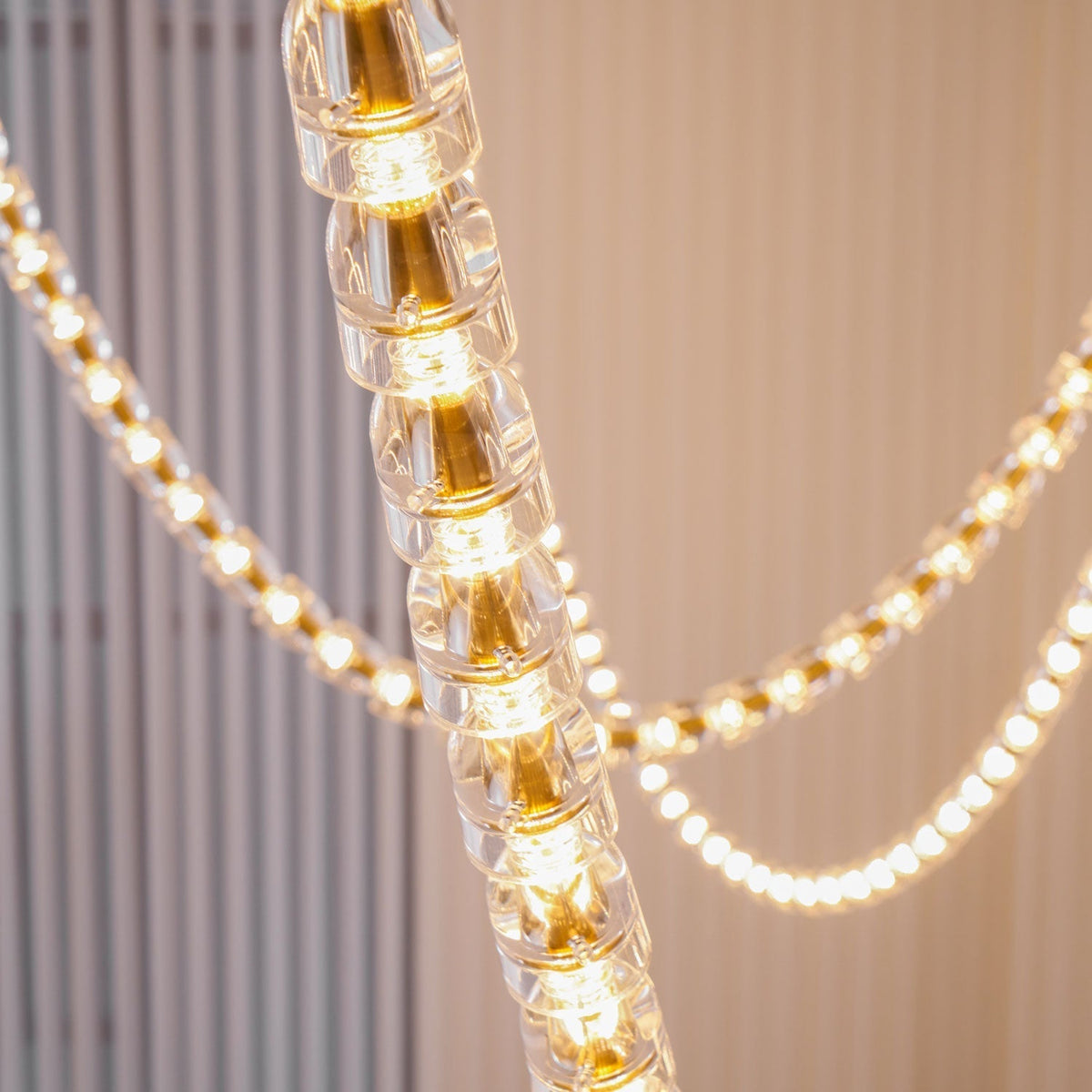 Elyisaine lámpara de araña cristal dorado LED 3-Line