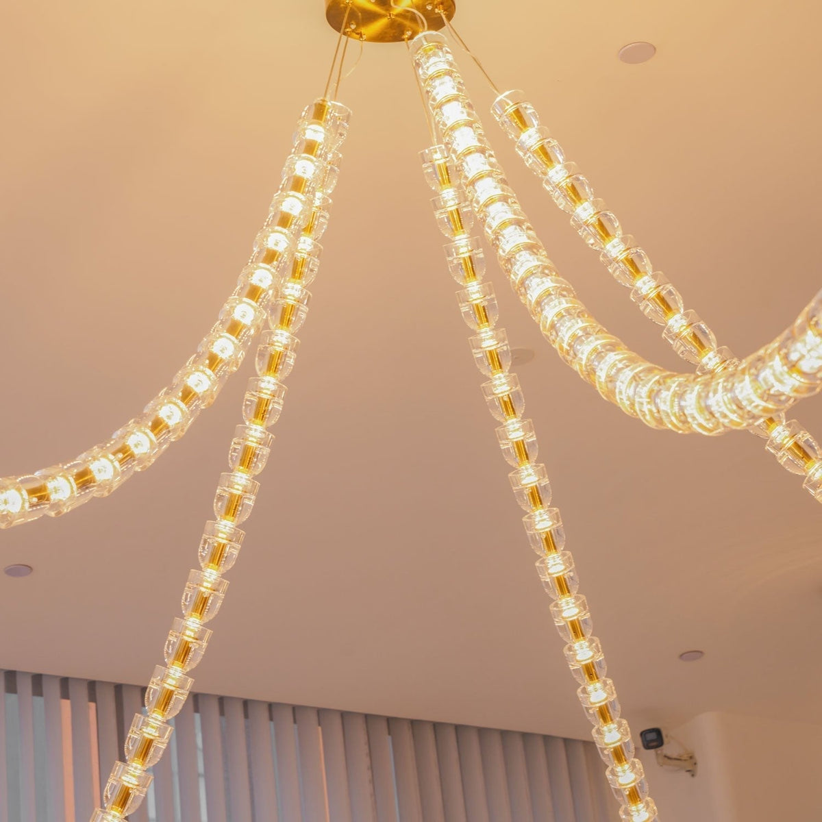 Elyisaine lámpara de araña cristal dorado LED 3-Line