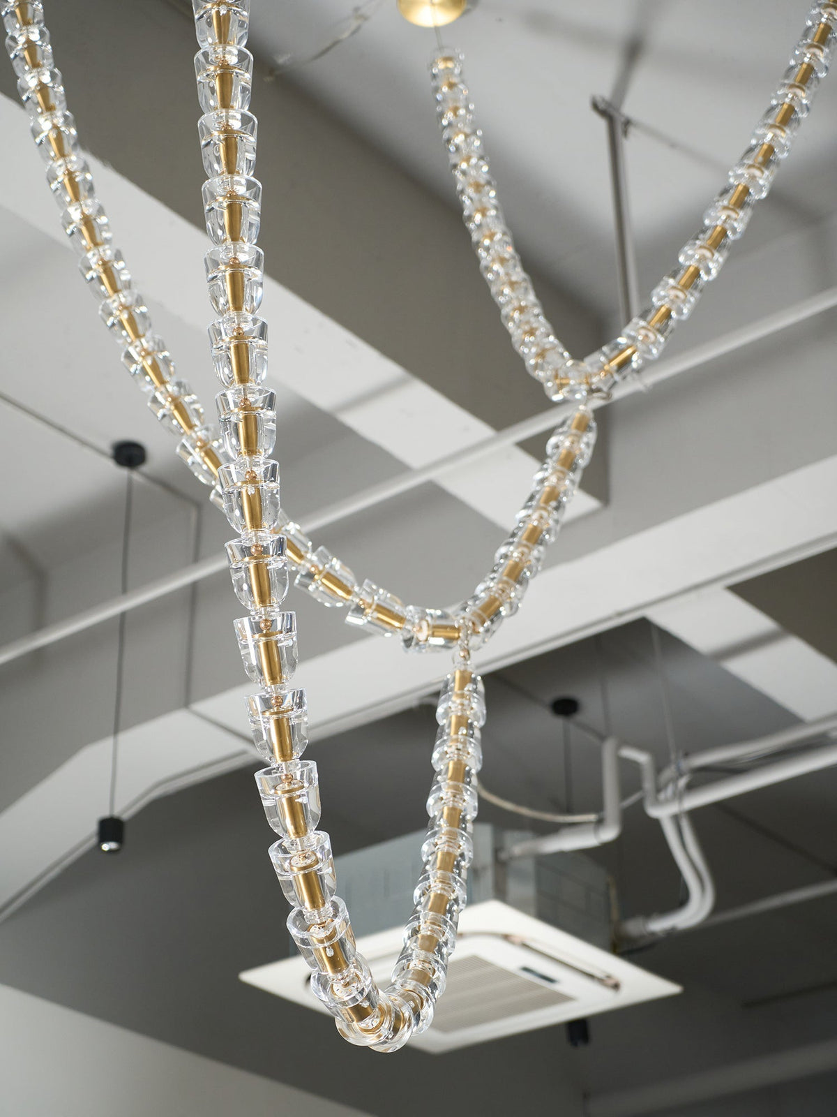 Elyisaine lámpara de araña cristal dorado LED 3-Line